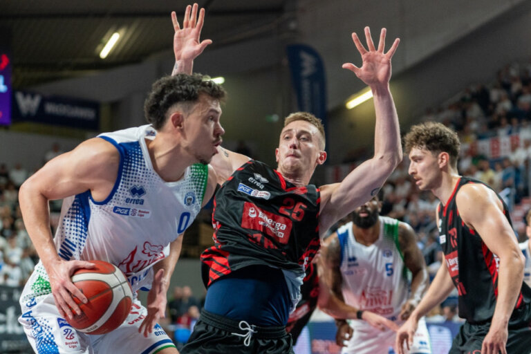 Anwil znów wygrywa thriller! Czarni pokonani
